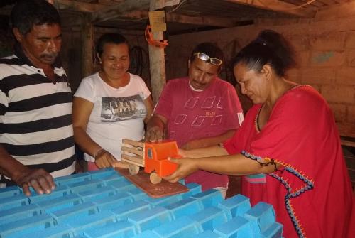 La comunidad wayú aprende a crear juguetes